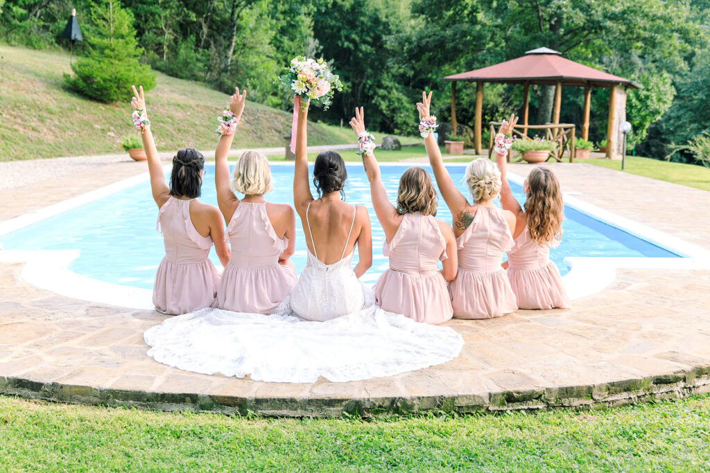 hochzeit_in_italien-destination_wedding_in_umbrien-lisciano_niccone-pool-brautjungfern.jpg
